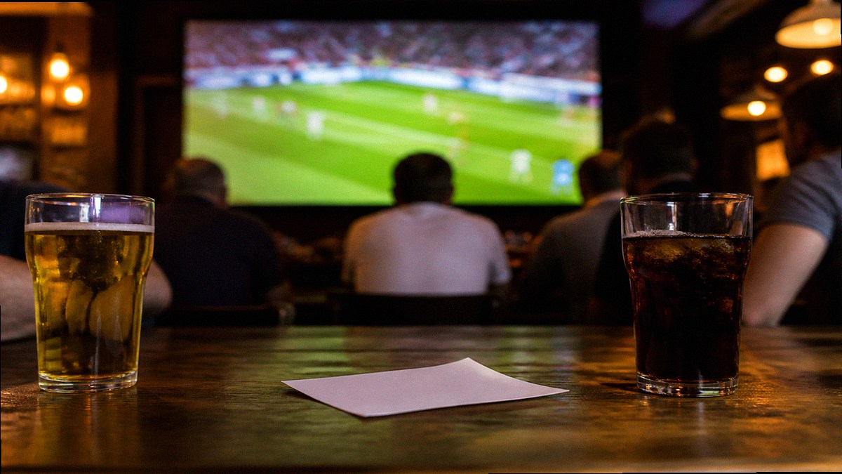 Live-Sport im Lounge-Ambiente, Wettzettel auf dem Tisch