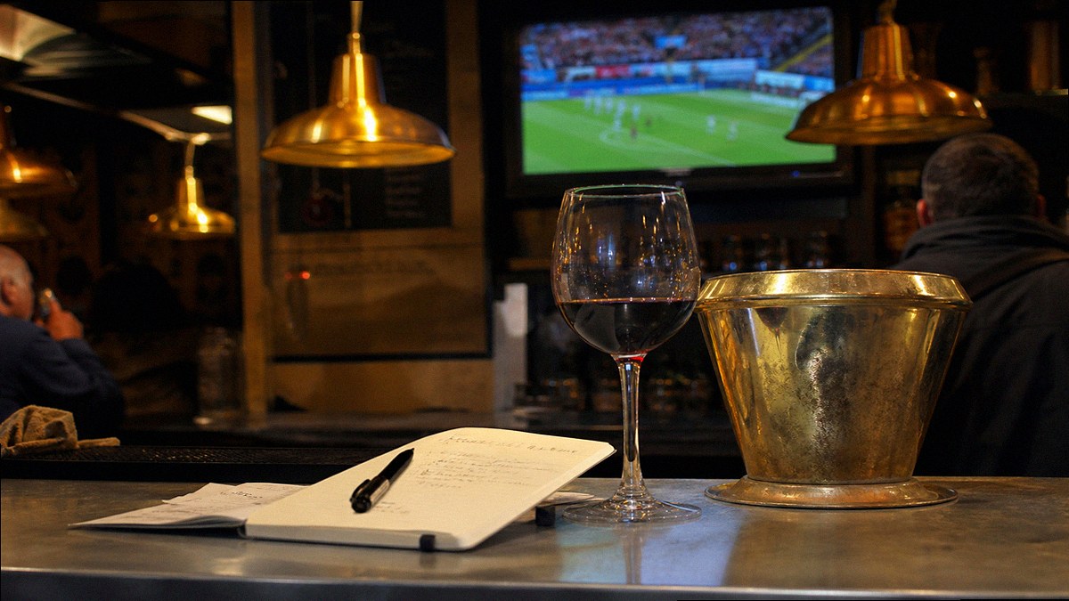 Bar sportif français, match flou à la télévision